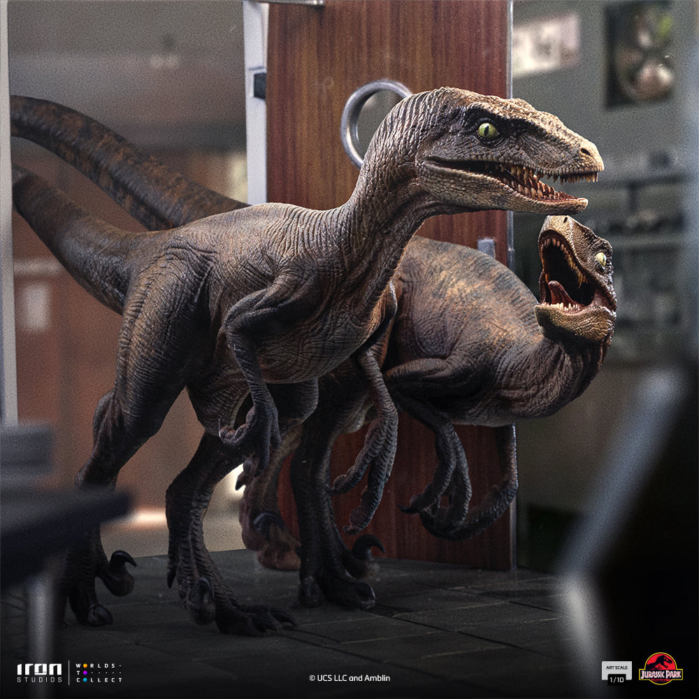 Pre-Order - Raptors at the Kitchen's Door Statue - Jurassic Park - Art Scale 1/10 - Iron Studios