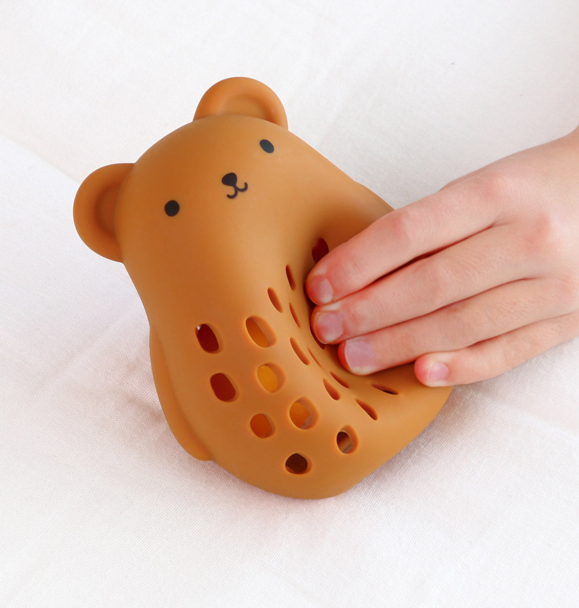 Hochet en silicone - Ours – vue 2 – A Little Lovely Company