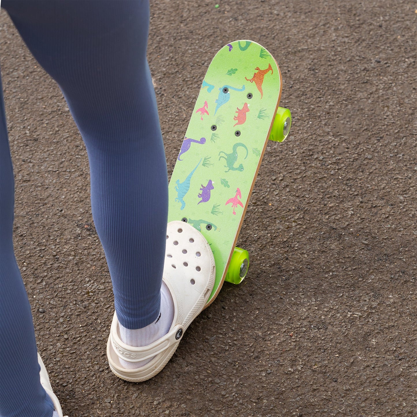 DINOSAUR SKATEBOARD WITH FLASHING WHEELS 17 INCHES
