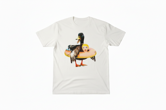 T-shirt pato-real com boia de boneca
