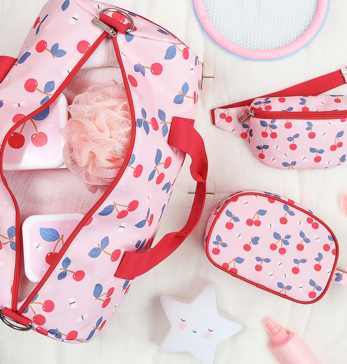 Sac de voyage enfant - Cerises – vue 5 – A Little Lovely Company