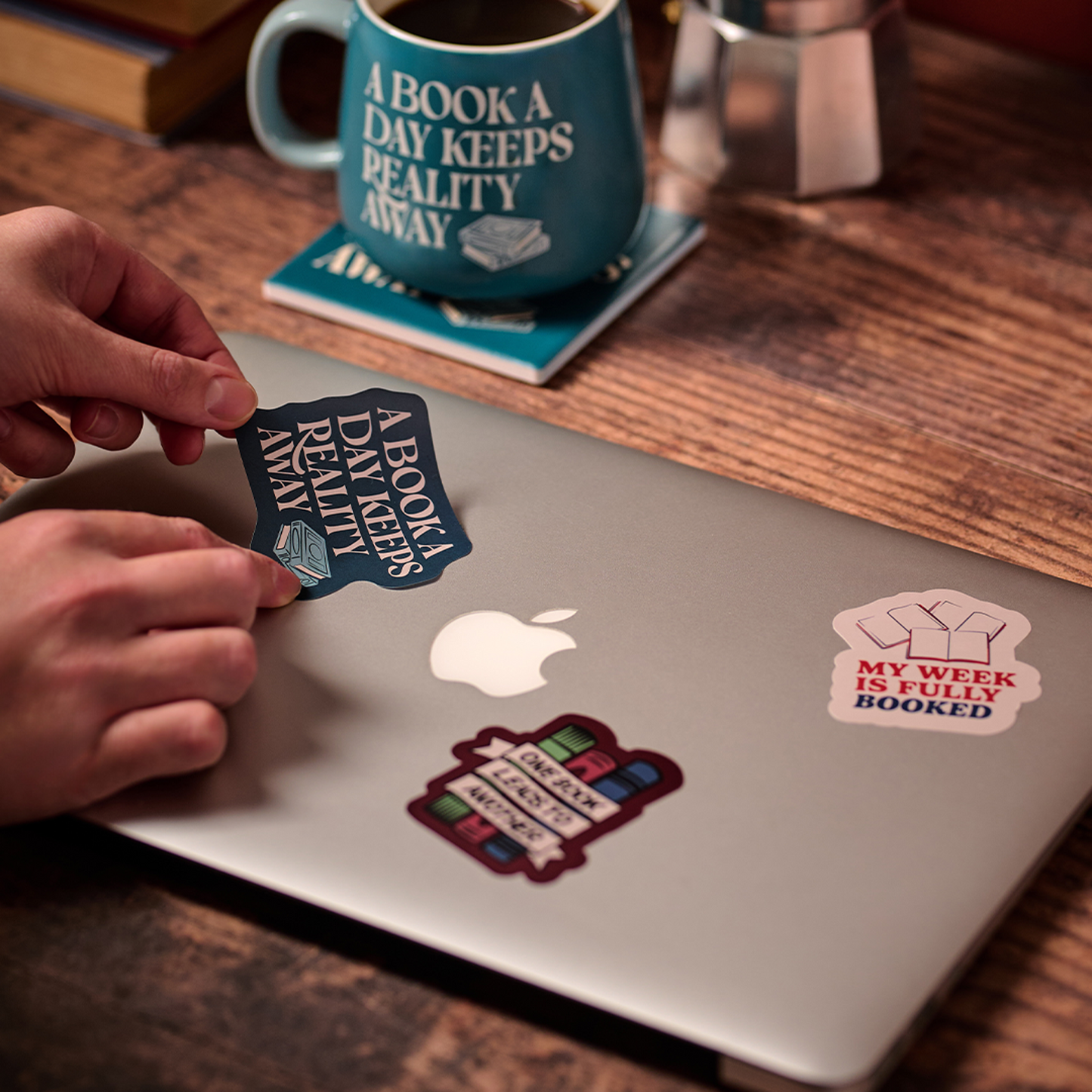 Sticker vinyle A Book A Day Keeps Reality Away
