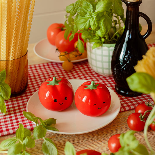 saleros y pimenteros con forma de tomate