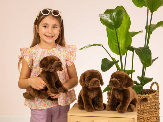 Peluche de labrador sentado de color marrón oscuro