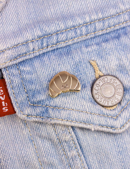 Mini – croissant au beurre français épinglette en émail doré | Joanna Behar – vue 2