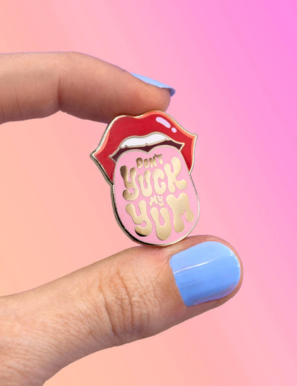 Ne – dénigre pas mes goûts broche en émail dur design soigné | Joanna Behar – vue 1