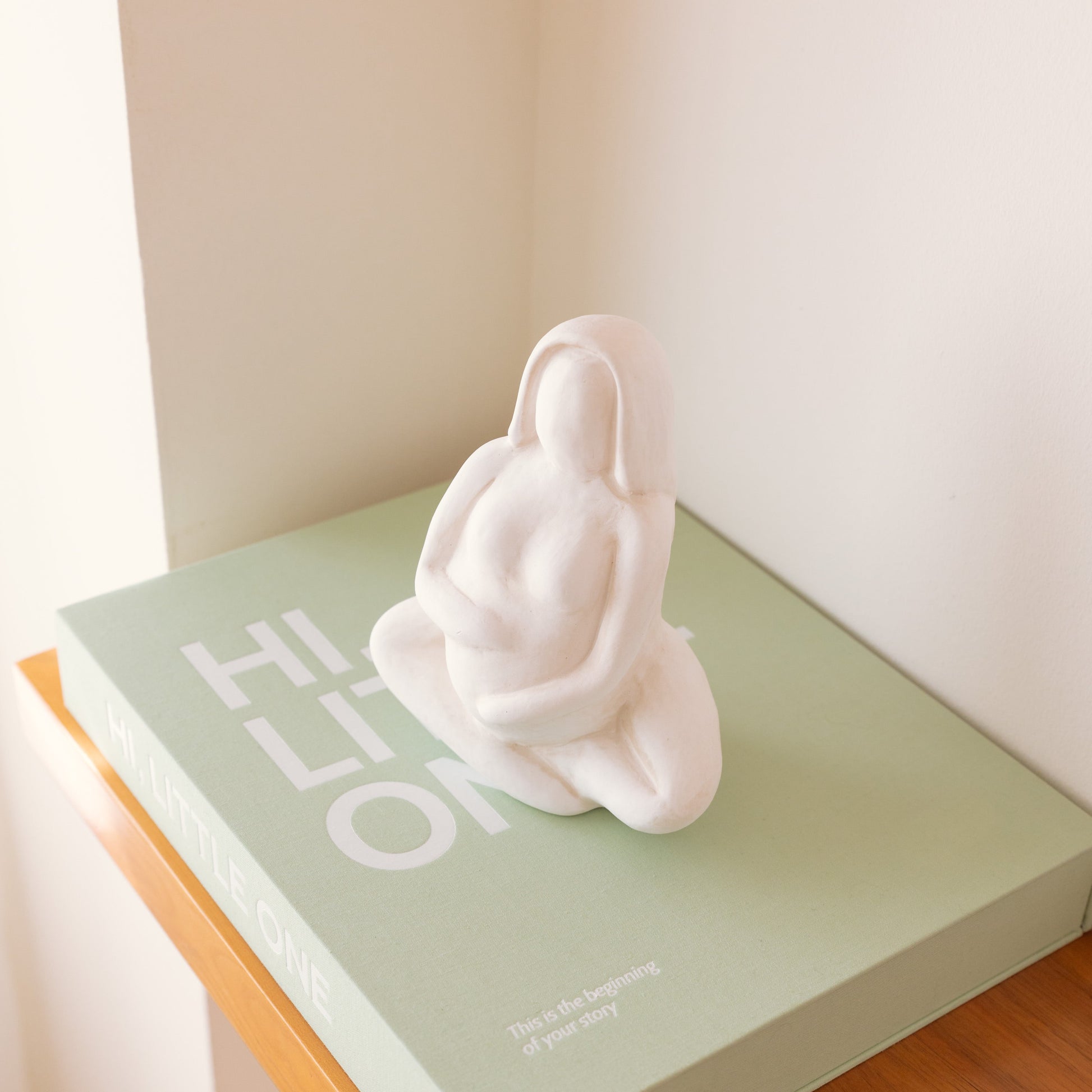 Vase sculptural Femme enceinte en céramique – Oito.Atelier – vue 7