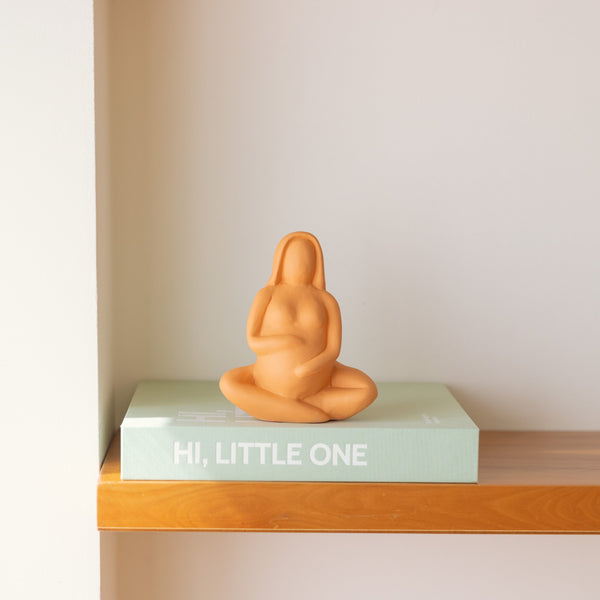 Vase sculptural Femme enceinte en céramique – Oito.Atelier – vue 2