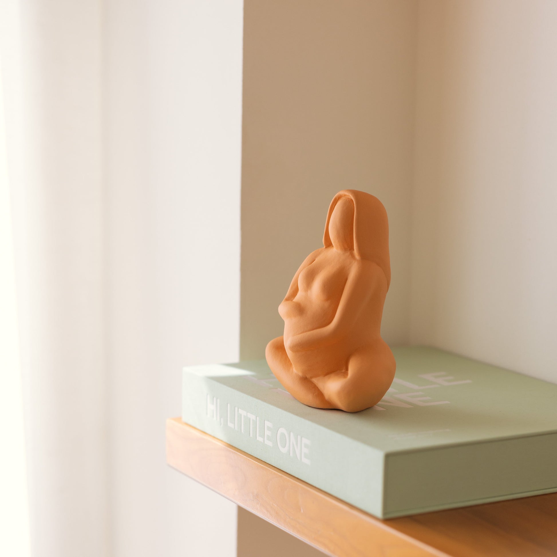 Vase sculptural Femme enceinte en céramique – Oito.Atelier – vue 4