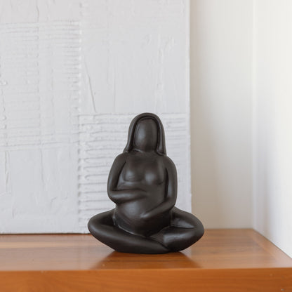 Vase sculptural Femme enceinte en céramique – Oito.Atelier – vue 3