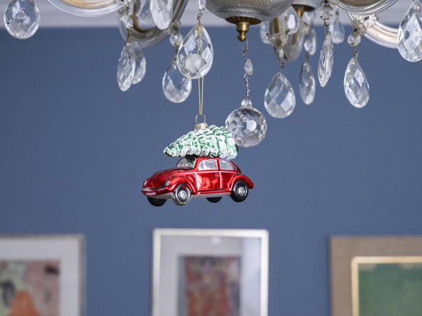Decorazione natalizia a forma di Maggiolino VW rosso con albero di Natale