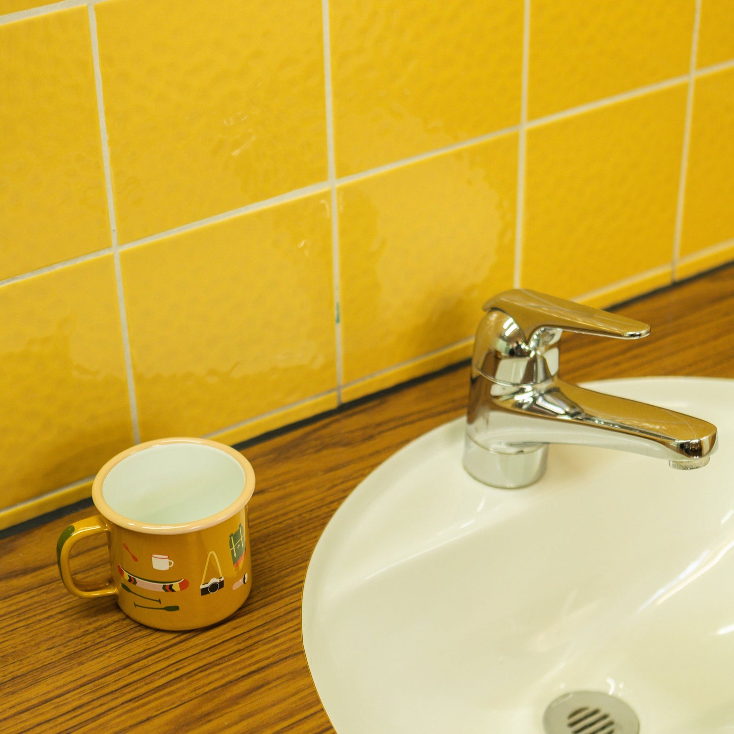 Taza de esmalte “Cosas de campamento”