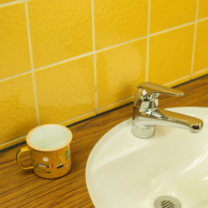 Taza de esmalte “Cosas de campamento”