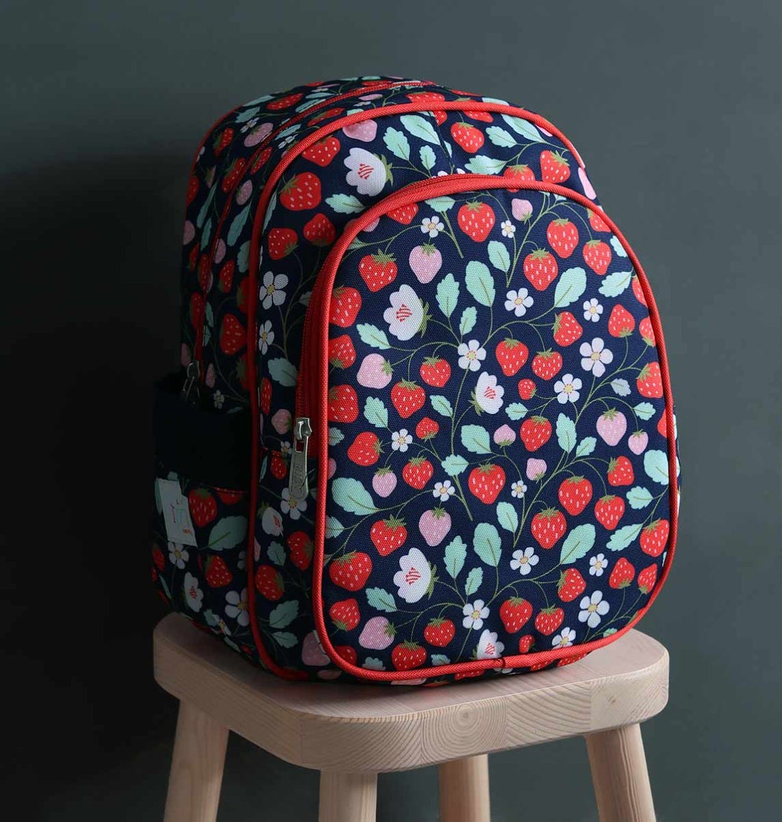 Sac à dos enfant - Fraises – vue 4 – A Little Lovely Company