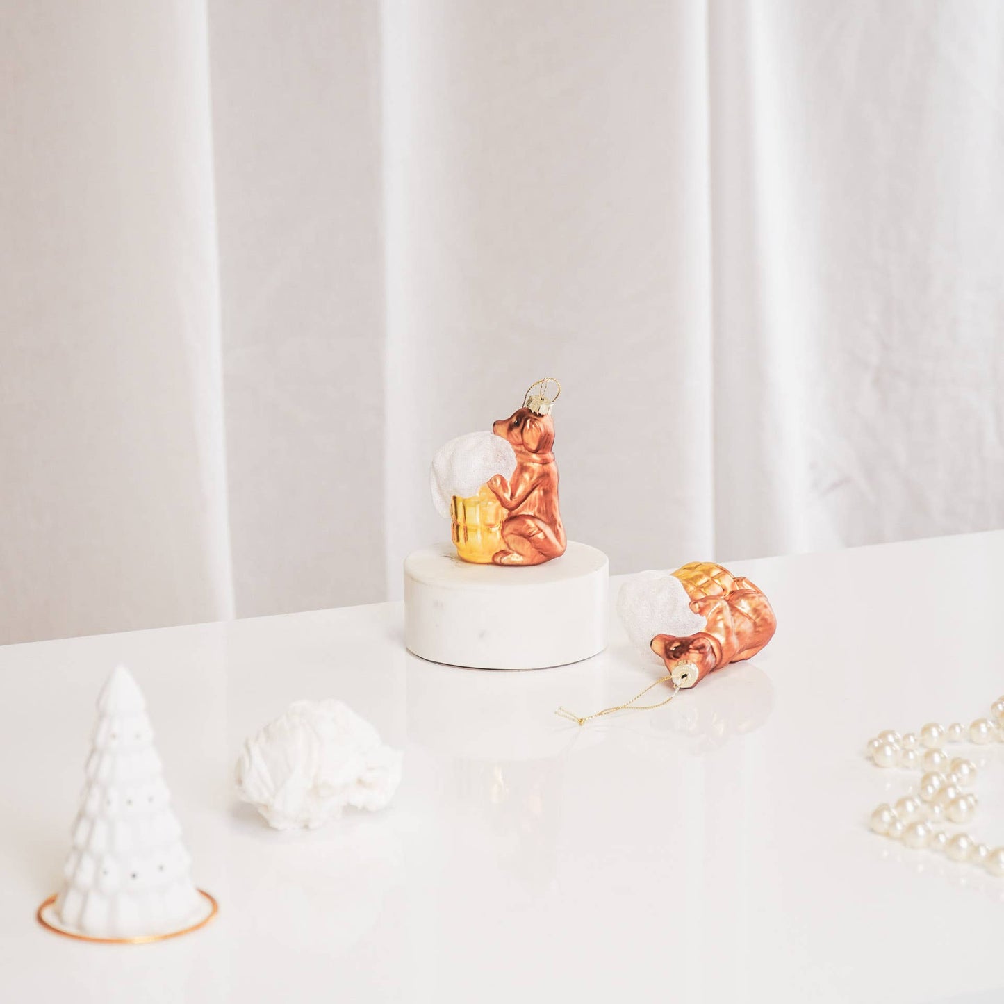 Jarra de cerveza con forma de perro salchicha y adorno navideño