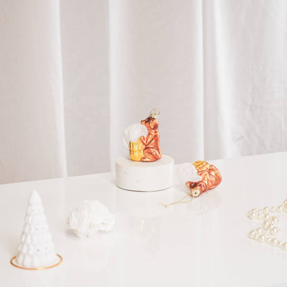 Jarra de cerveza con forma de perro salchicha y adorno navideño