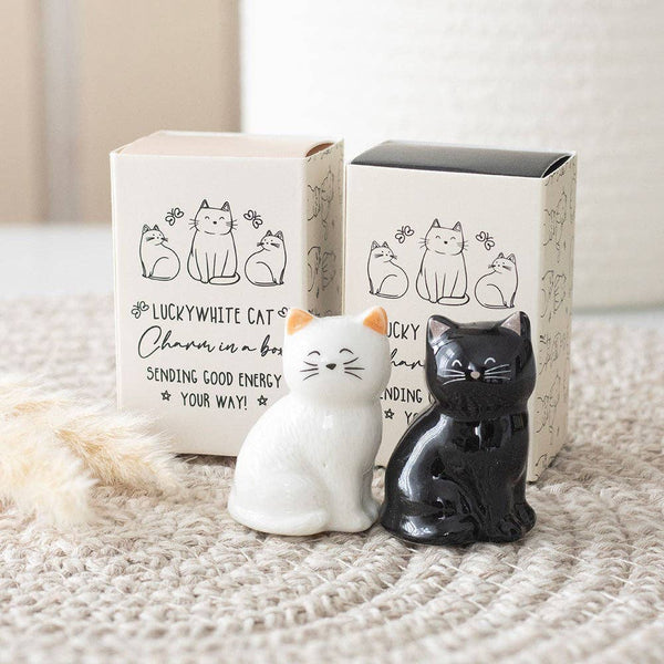 Porte-bonheur chats blancs et noirs