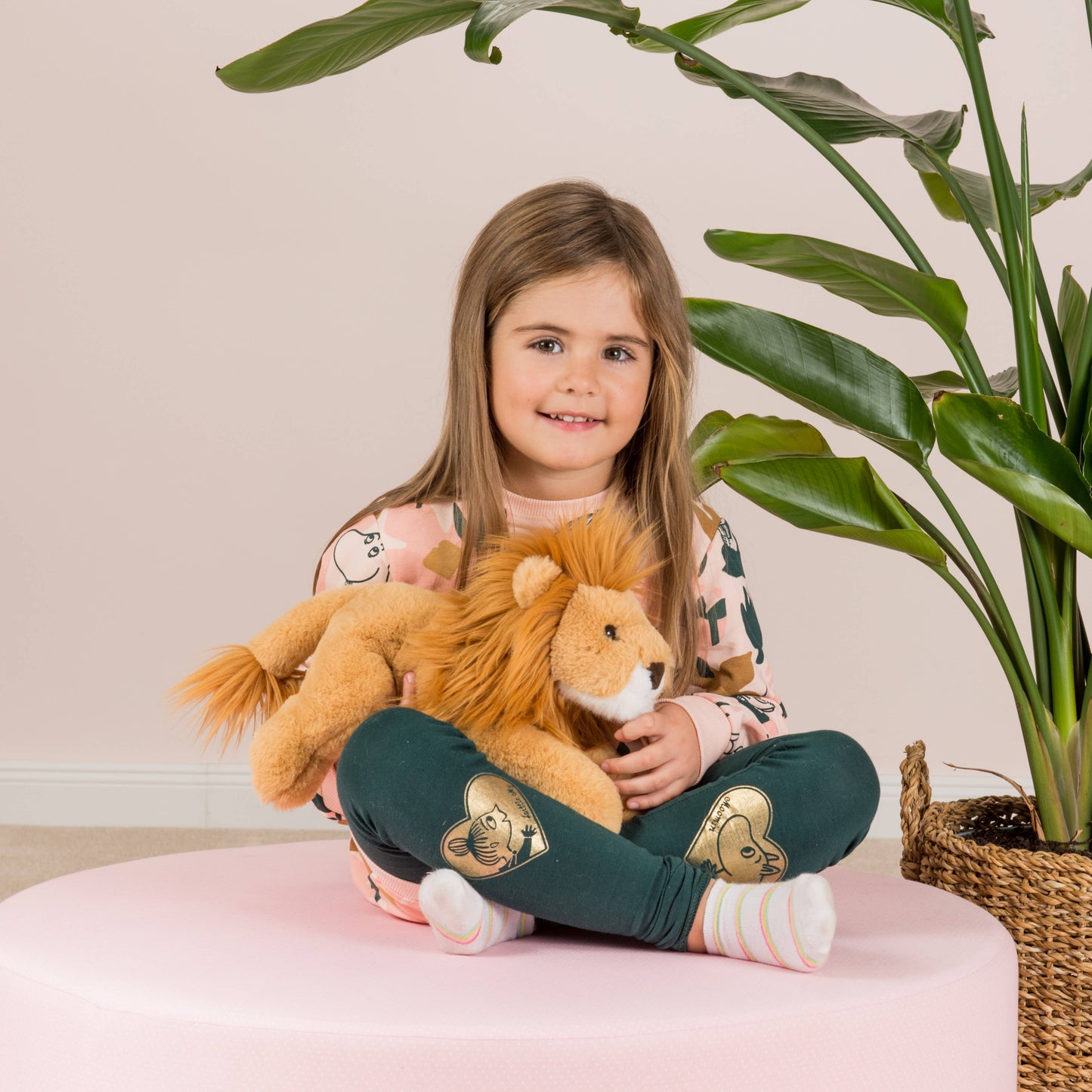 Leone sdraiato di peluche