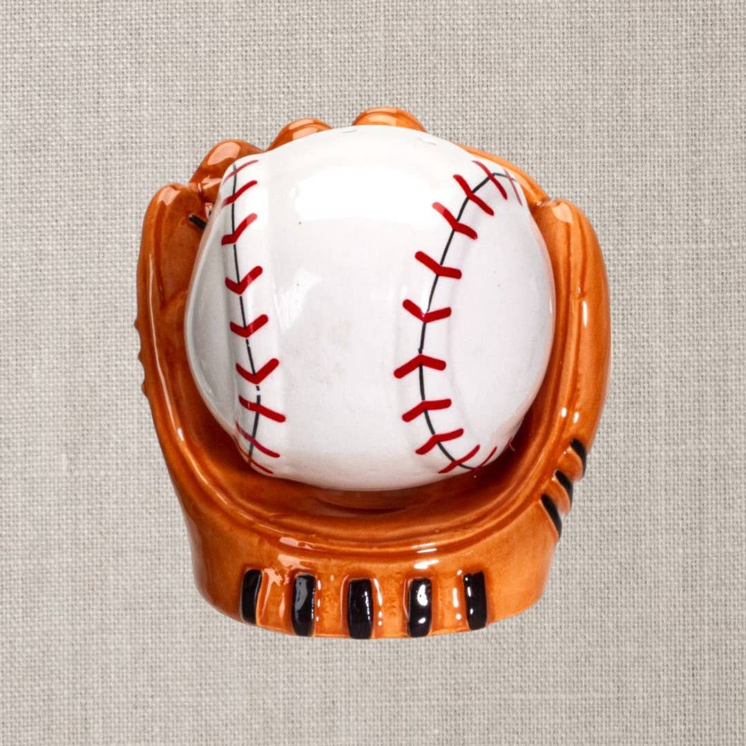 Keramische zout- en peperstrooier in de vorm van een honkbal en een honkbalhandschoen.