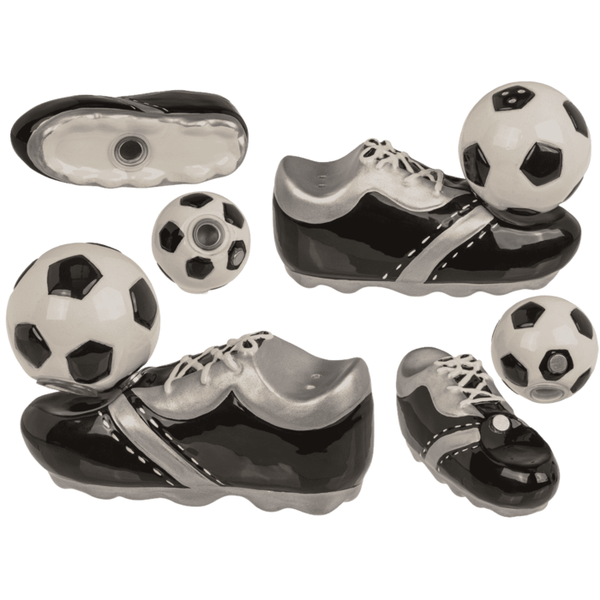 Sale e pepe, scarpe e un pallone da calcio