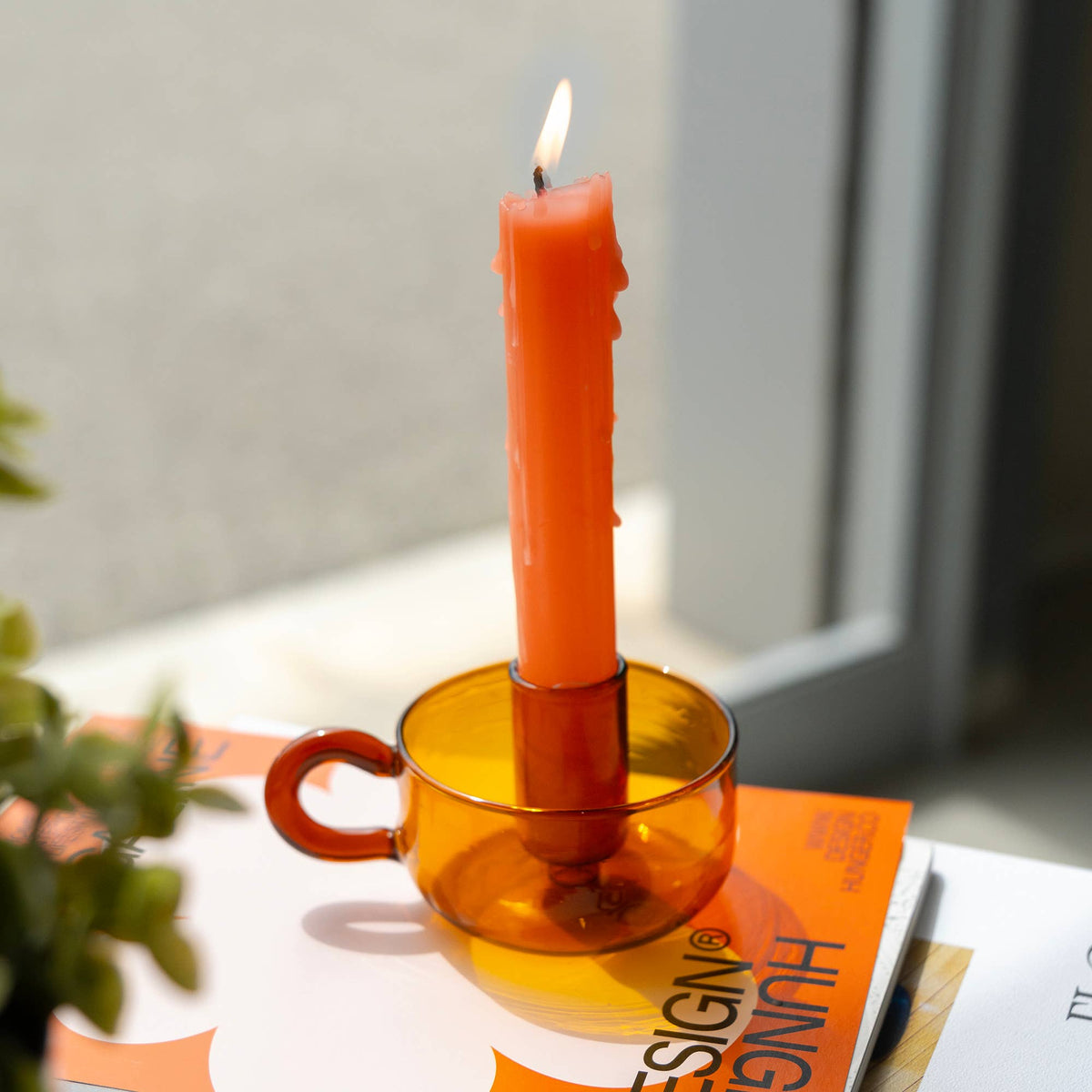 Klassieke kandelaar van amberkleurig kristal
