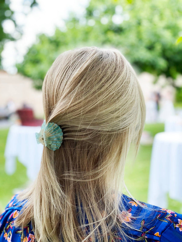 Pinza para el pelo con forma de concha marina morada brillante
