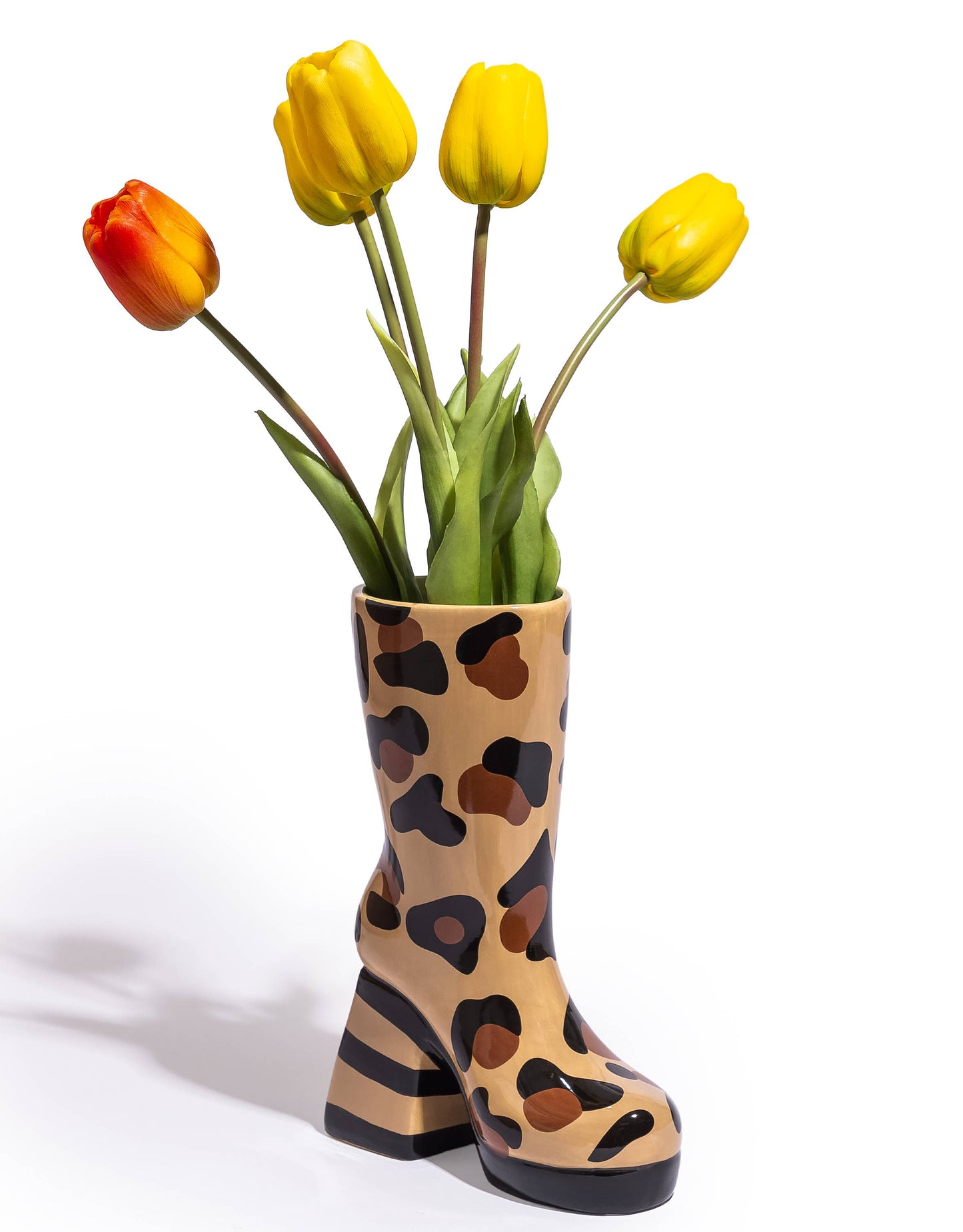 Vase en céramique en forme de bottine à talon, imprimé léopard