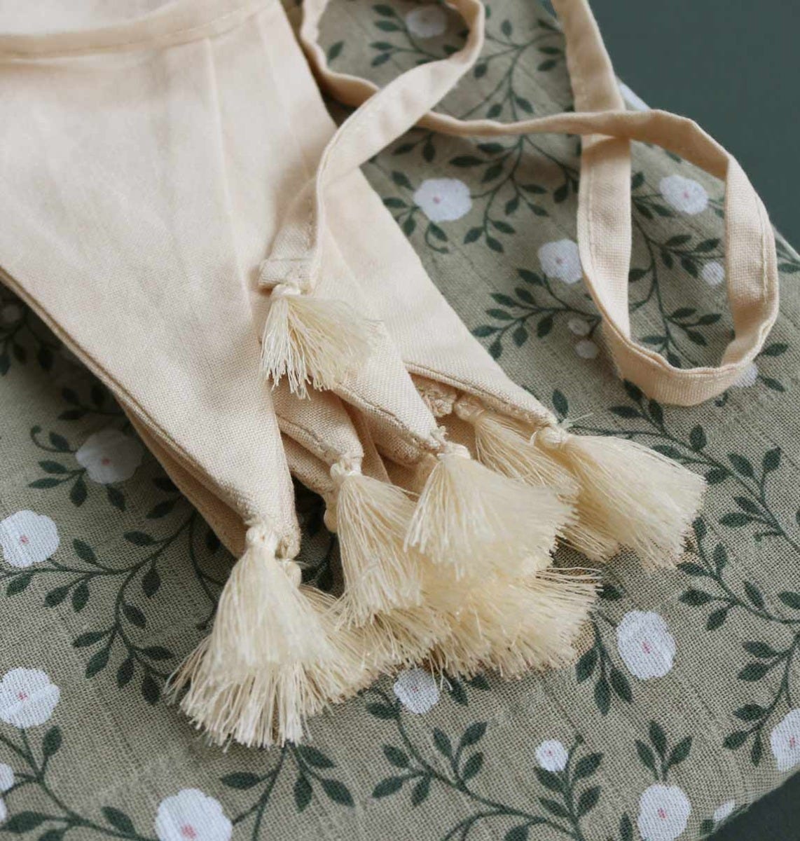 Guirlande décorative en coton - Crème – vue 5 – A Little Lovely Company