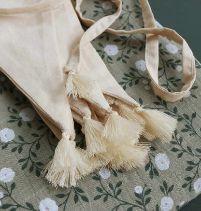 Guirlande décorative en coton - Crème – vue 5 – A Little Lovely Company