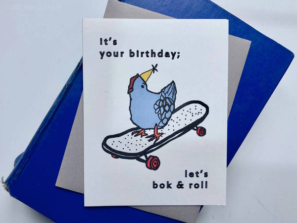 Biglietto di auguri di compleanno "Bok & Roll" con pollo skateboard
