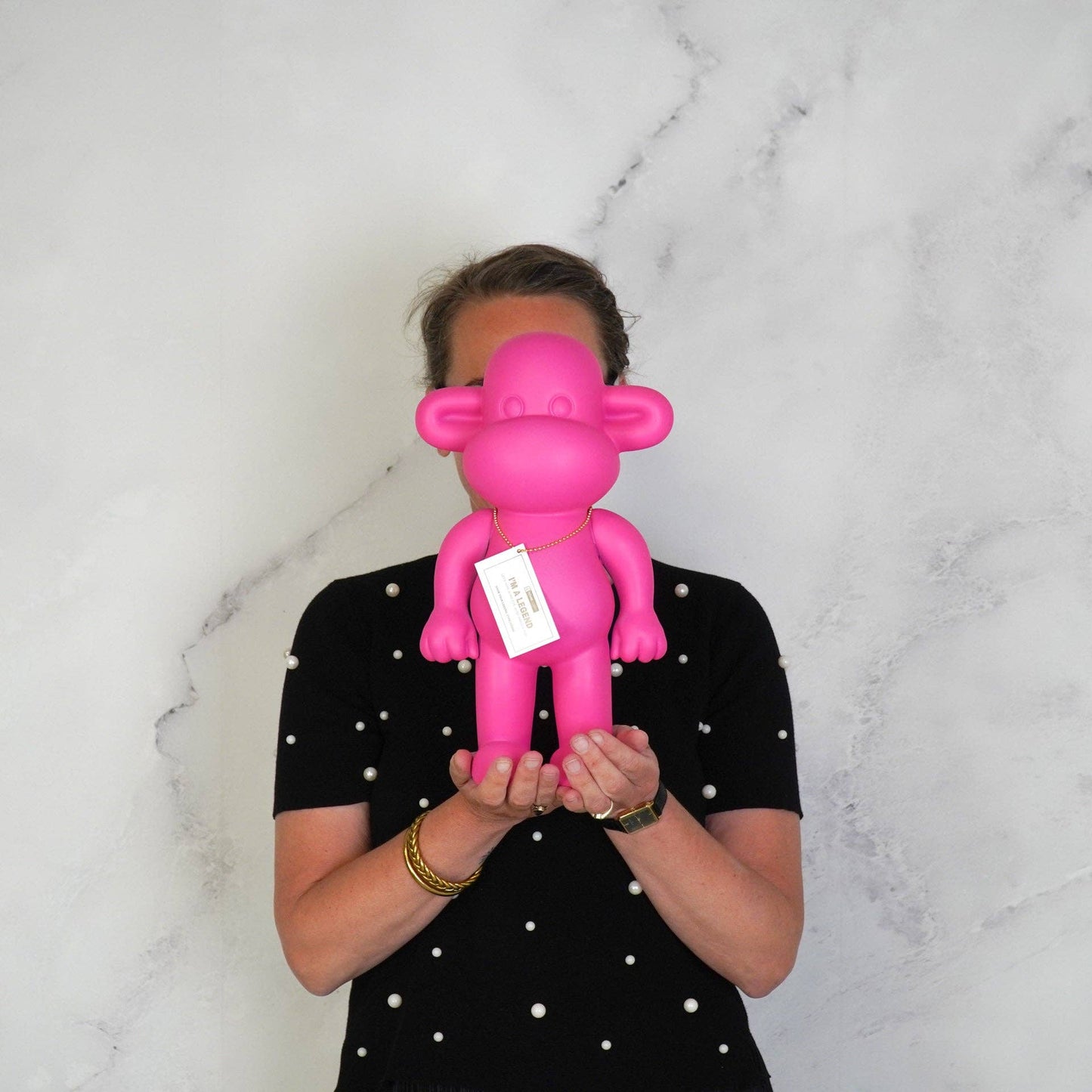 Ornement - Figurine Singe 'La Légende' - Résine de poly - Rose - 20,5x13,5x35cm