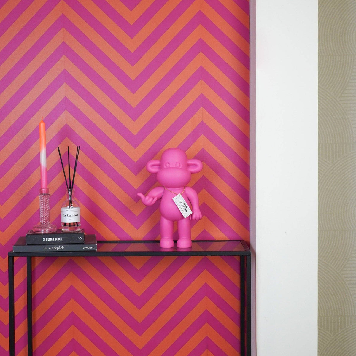 Decoratief figuurtje - Hangende aap 'De Legende' - Polyresin - Roze - 20,5 x 13,5 x 35 cm