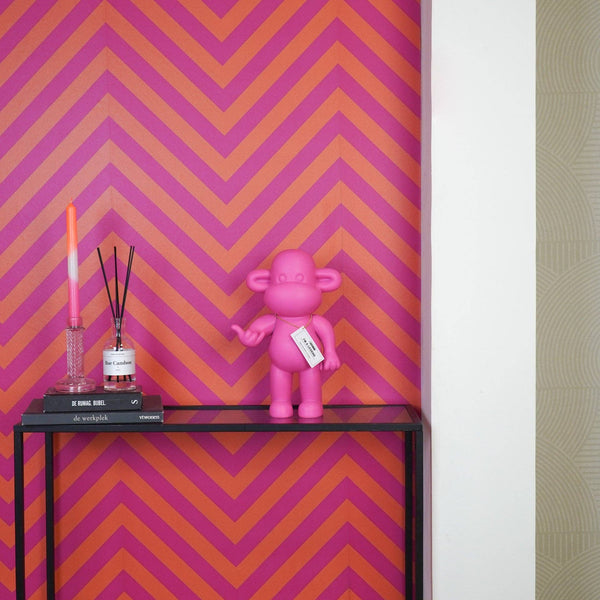 Ornamento - Figurina di scimmia appesa 'The Legend' - Poliresina - Rosa - 20,5x13,5x35 cm