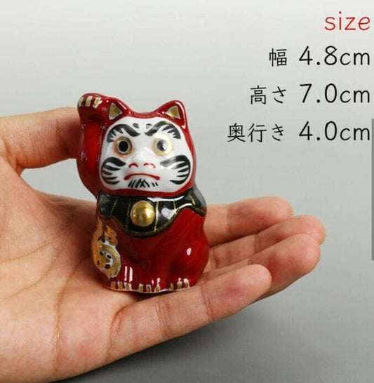 Figura de barro del gato de la suerte Daruma