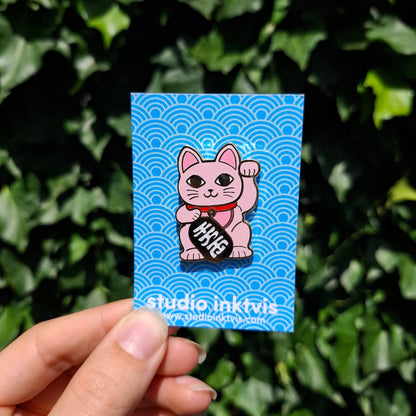 Pin de gato de la suerte rosa