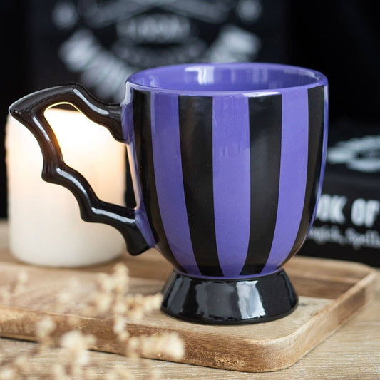 Taza de té a rayas moradas y negras con asa de ala de murciélago