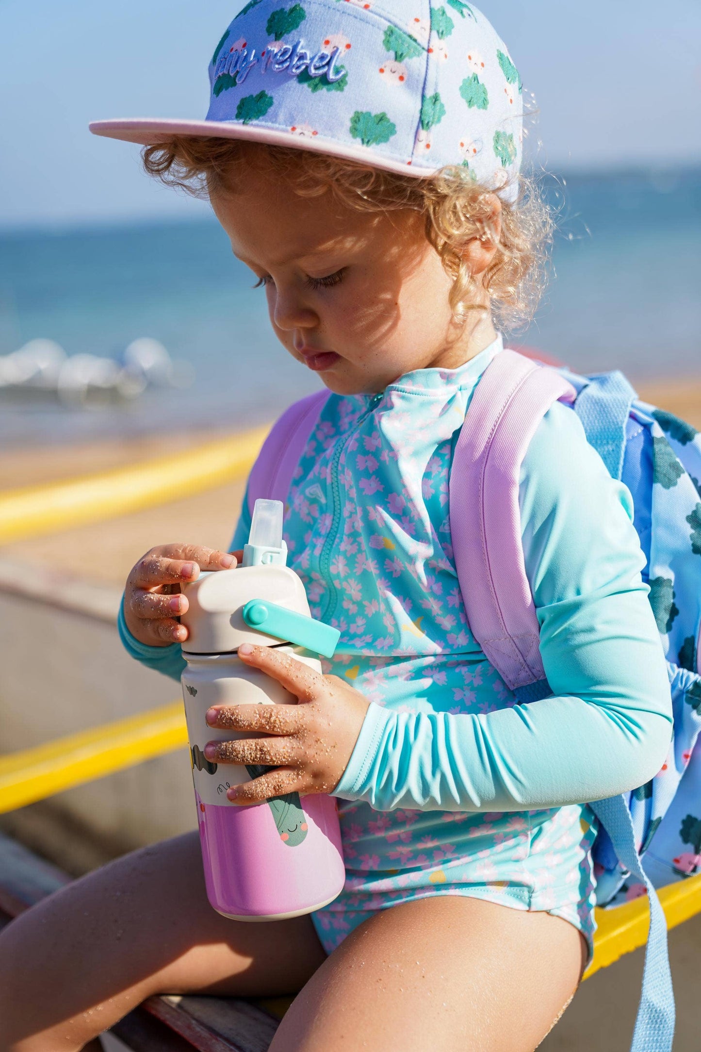 Botella de agua aislada de acero inoxidable para niños con corazones danzantes