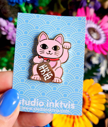Pin de gato de la suerte rosa