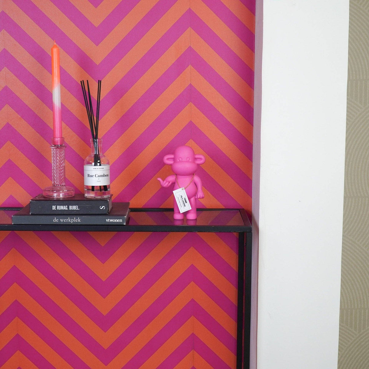 Enfeite - Estatueta de Macaco Solto para Pendurar 'A Lenda' - Rosa - 11x7x19cm