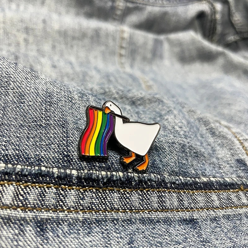 Broche de pato branco com a bandeira LGBT