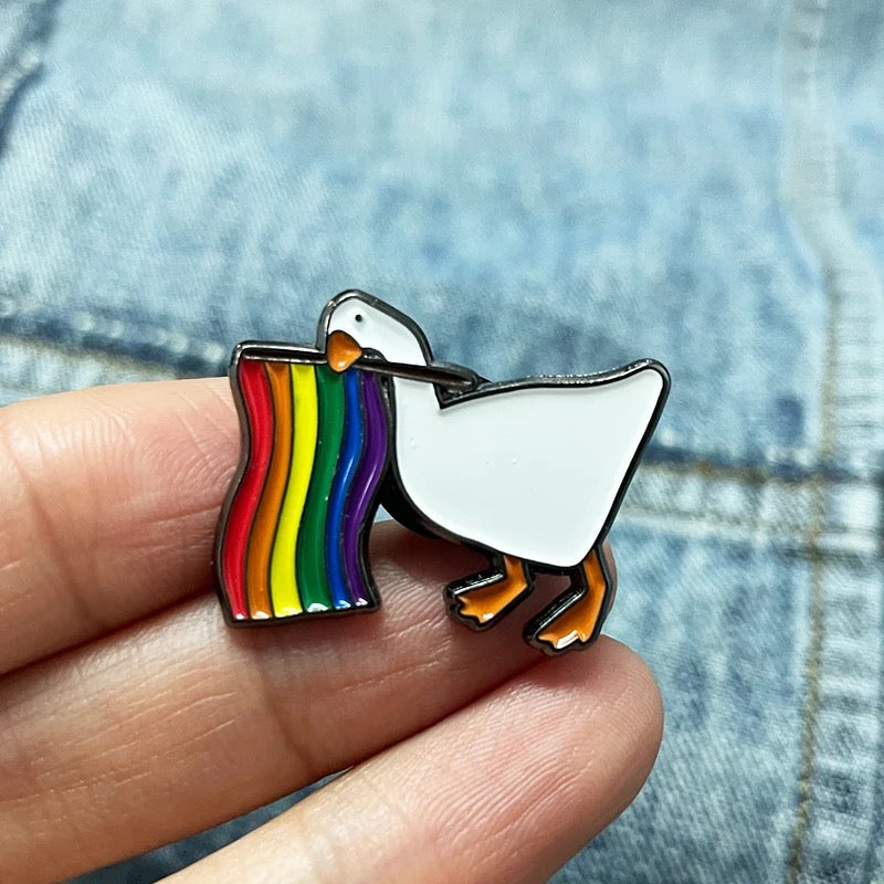 Pin de pato blanco con la bandera LGBT