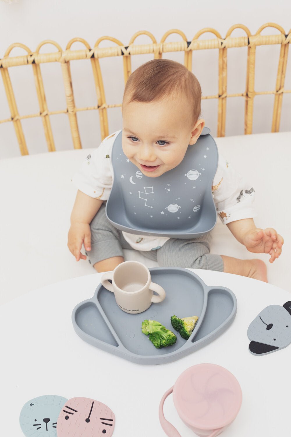 Kinderteller mit Saugfuß aus Silikon Milo Storm Grey