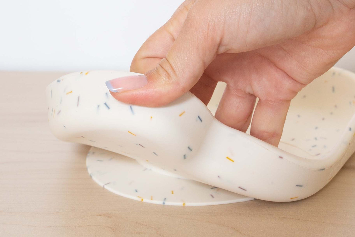 Kinderteller mit Saugfuß aus Silikon Pippa Smokey Blue