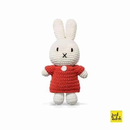 Robe rouge Just Dutch portée par Miffy