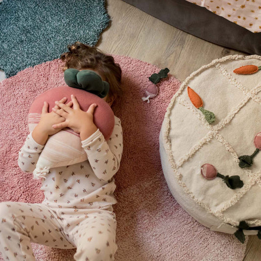 Knitted cushion Ramona the Radish