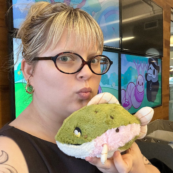 Peluche Snacker Squishable – Truite Arc-en-Ciel S1E2
