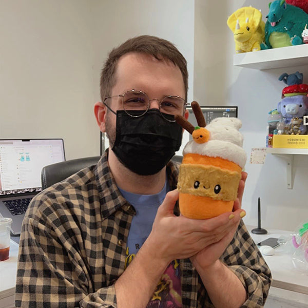 Peluche Snacker Squishable – Latte Pumpkin Spice