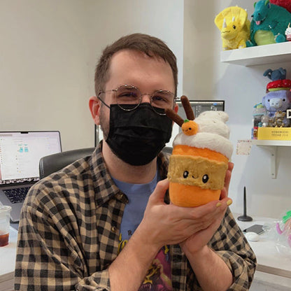 Peluche Snacker Squishable – Latte Pumpkin Spice