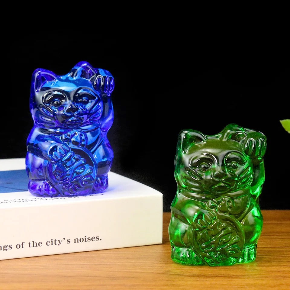 Estatuilla del gato de la suerte verde
