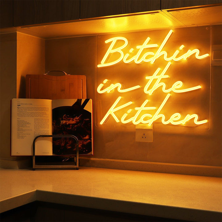Neón de pared de Bitchin en la cocina